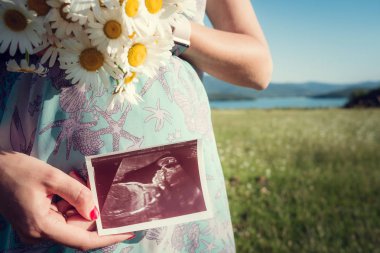 Hamile anne yaz alanında bekliyor