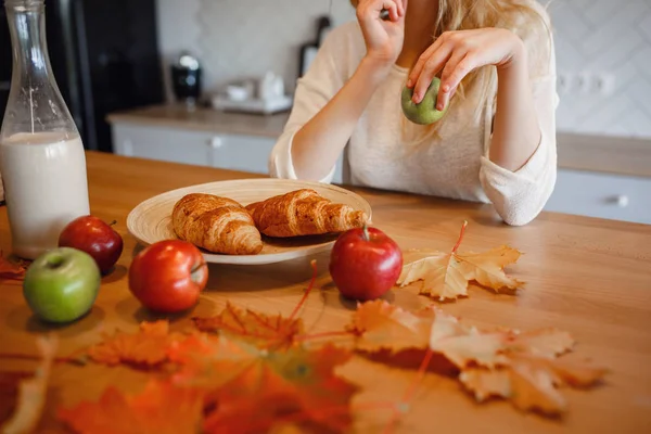 Ciclos de otoño en la cocina, melancólica y cálida . —  Fotos de Stock