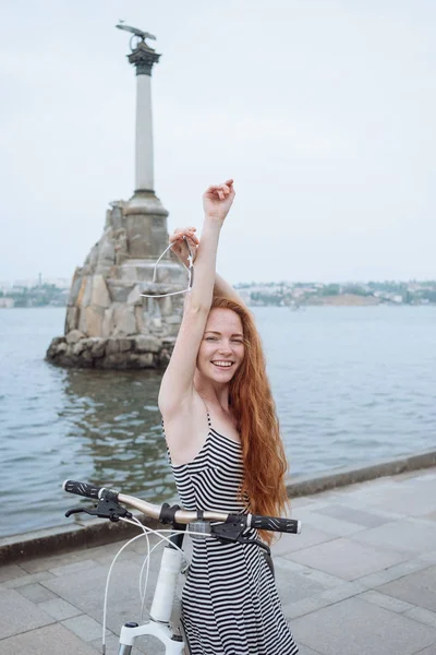 자전거를 타고 아름 다운 여자 — 스톡 사진