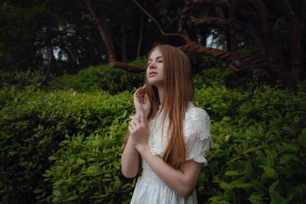 Atractiva joven disfrutando de su tiempo al aire libre en el parque — Foto de Stock