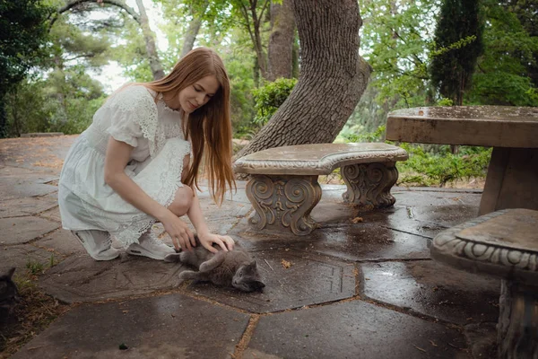 Çekici genç bir kadın parkta eğleniyor. — Stok fotoğraf