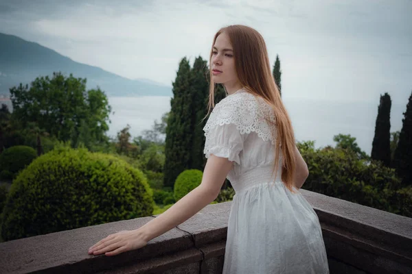 Attractive young woman enjoying her time outside in park — Stock Photo, Image