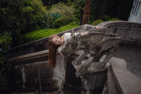 Attraktive junge Frau genießt ihre Zeit draußen im Park — Stockfoto