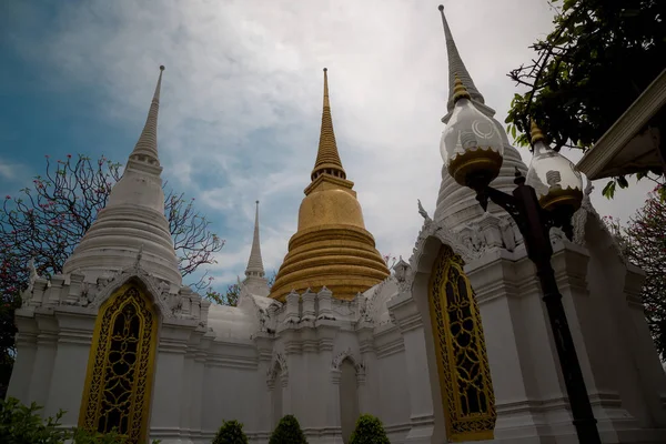 Vackra gamla gravstenar på en av de gamla kyrkogårdarna i Thailand. — Stockfoto