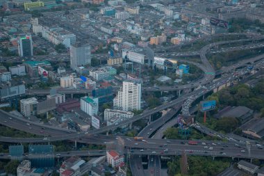 Bangkok manzarası ve gökdelen iş Bangkok şehir merkezinde Sathorn Road üzerinde ışık yollar ile havadan görünümü.