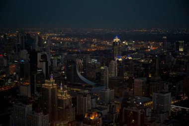 Bangkok manzarası ve gökdelen iş Bangkok şehir merkezinde Sathorn Road üzerinde ışık yollar ile havadan görünümü.