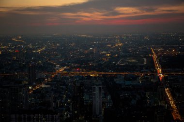 Bangkok manzarası ve gökdelen iş Bangkok şehir merkezinde Sathorn Road üzerinde ışık yollar ile havadan görünümü.