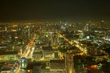 Bangkok manzarası ve gökdelen iş Bangkok şehir merkezinde Sathorn Road üzerinde ışık yollar ile havadan görünümü.