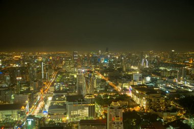 Bangkok manzarası ve gökdelen iş Bangkok şehir merkezinde Sathorn Road üzerinde ışık yollar ile havadan görünümü.