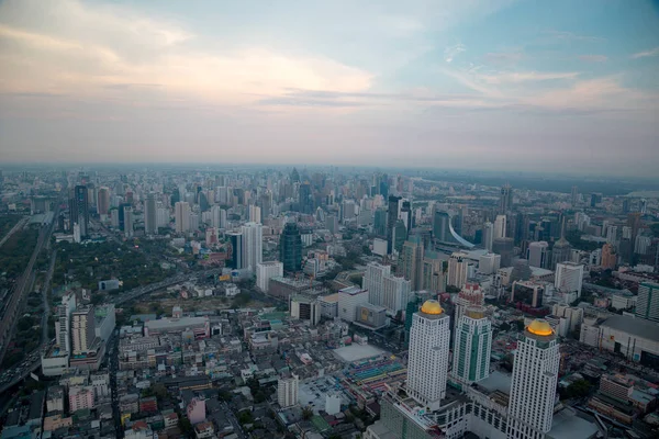 Luftaufnahme von Bangkok Skyline und Wolkenkratzer mit leichten Spuren auf der Sadorn Road Zentrum der Wirtschaft in Bangkok Innenstadt. — Stockfoto