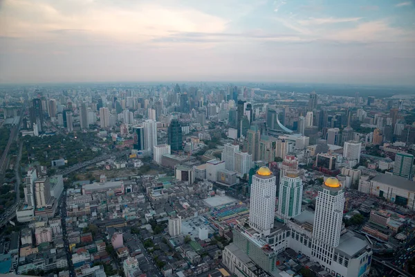 Luftaufnahme von Bangkok Skyline und Wolkenkratzer mit leichten Spuren auf der Sadorn Road Zentrum der Wirtschaft in Bangkok Innenstadt. — Stockfoto