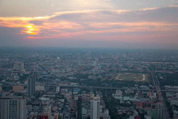 Luftaufnahme von Bangkok Skyline und Wolkenkratzer mit leichten Spuren auf der Sadorn Road Zentrum der Wirtschaft in Bangkok Innenstadt. — Stockfoto
