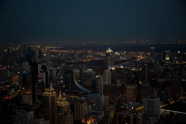 Vista aérea do horizonte e arranha-céu de Bangkok com trilhas de luz no centro de negócios Sathorn Road no centro de Bangkok . — Fotografia de Stock