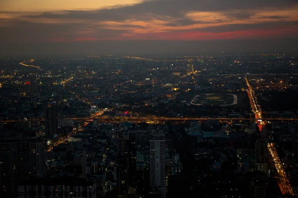 Vista aérea do horizonte e arranha-céu de Bangkok com trilhas de luz no centro de negócios Sathorn Road no centro de Bangkok . — Fotografia de Stock