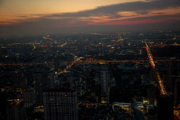 Vista aérea do horizonte e arranha-céu de Bangkok com trilhas de luz no centro de negócios Sathorn Road no centro de Bangkok . — Fotografia de Stock