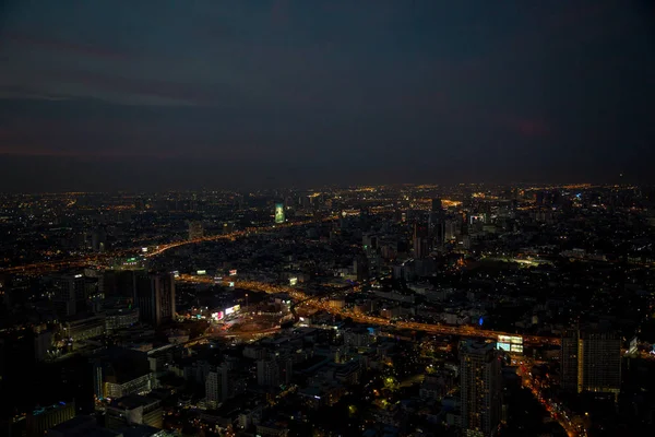 Vista aerea di Bangkok skyline e grattacielo con sentieri leggeri sul centro degli affari Sathorn Road nel centro di Bangkok . — Foto Stock