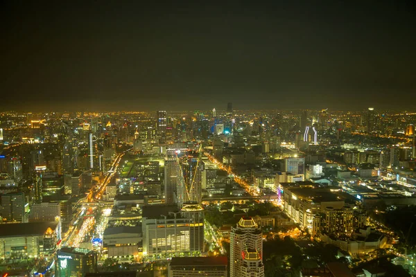 Εναέρια άποψη του ορίζοντα της Μπανγκόκ και ουρανοξύστης με φως μονοπάτια στο Sathorn Road κέντρο των επιχειρήσεων στο κέντρο της Μπανγκόκ. — Φωτογραφία Αρχείου