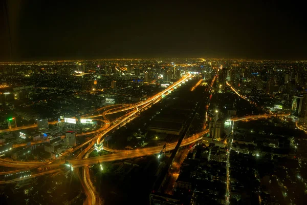 Vista aérea do horizonte e arranha-céu de Bangkok com trilhas de luz no centro de negócios Sathorn Road no centro de Bangkok . — Fotografia de Stock