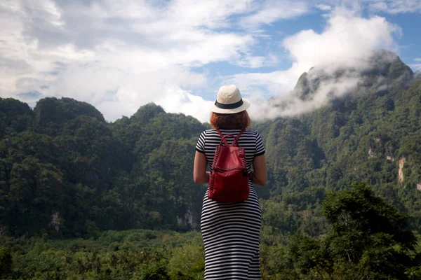 红头发的女人旅行者背包和帽子, 看着阿玛兹 — 图库照片