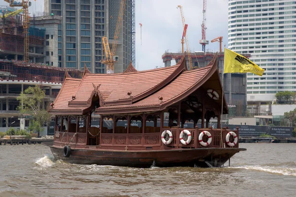 Boot op de Chao Phraya rivier in Bangkok — Stockfoto