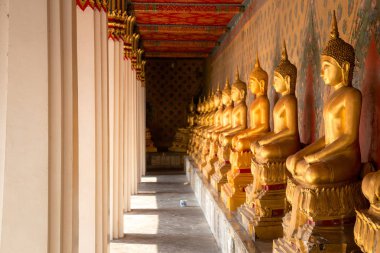 Wat Arun, Bangkok Tayland altın buddha heykeli satırı.