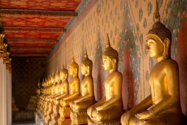 Wat Arun, Bangkok Tayland altın buddha heykeli satırı.