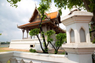 Görkemli süslü mimari ve basamaklı çatısı ile Bangkok yüksek gables.