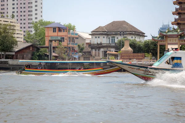 Lange staart boot in de Chao Phraya rivier in Bangkok, Thailand — Stockfoto