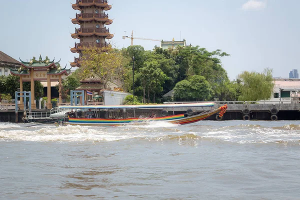 Lange staart boot in de Chao Phraya rivier in Bangkok, Thailand — Stockfoto