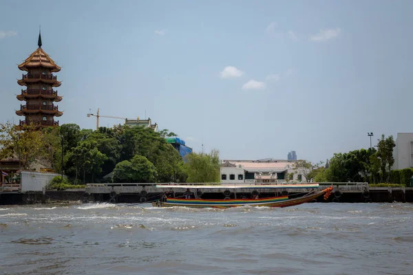 Lange staart boot in de Chao Phraya rivier in Bangkok, Thailand — Stockfoto