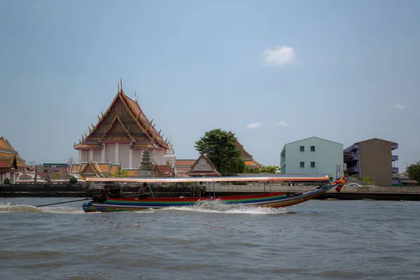 Lange staart boot in de Chao Phraya rivier in Bangkok, Thailand — Stockfoto