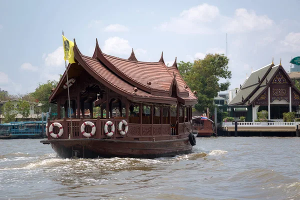 Boot op de Chao Phraya rivier in Bangkok — Stockfoto