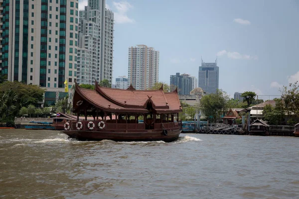 Boot op de Chao Phraya rivier in Bangkok — Stockfoto