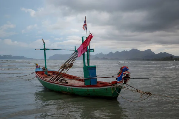 Thai long tail boat during low tide in ocean — Stock Photo, Image