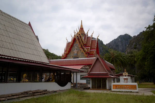 Tajski klasztor w obszarze świątyni khao daeng Wyświetlono delikatne wzory tajskiej architektury. — Zdjęcie stockowe