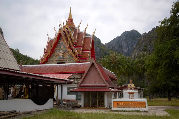 Thai kolostor területén khao Dr templom mutatja a Thai építészet finom minták. — Stock Fotó