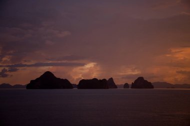 Kasvetli tropikal günbatımı, su ve adalar üzerinde günbatımı, Tayland