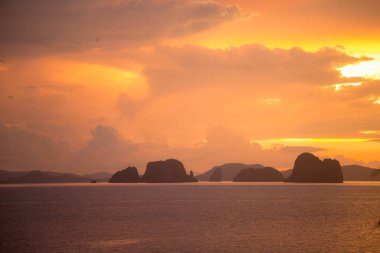 Kasvetli tropikal günbatımı, su ve adalar üzerinde günbatımı, Tayland