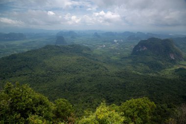 Vadi ve Andaman Denizi, adalar ve dağlar manzarası