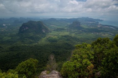 Vadi ve Andaman Denizi, adalar ve dağlar manzarası