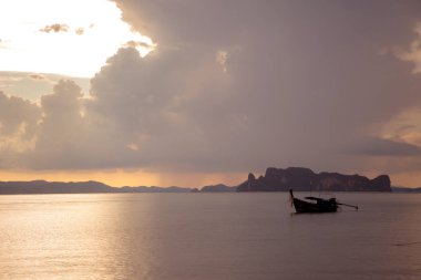 Tropikal plaj, uzun kuyruk tekneleri, altın günbatımı, Tayland Körfezi, Krabi,