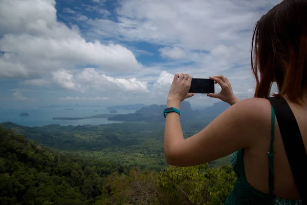 一个女孩拍摄安达曼海美丽景色的照片 — 图库照片