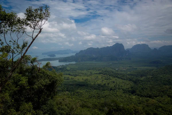 Uitzicht op de vallei en de Andamanse Zee, eilanden en bergen — Stockfoto