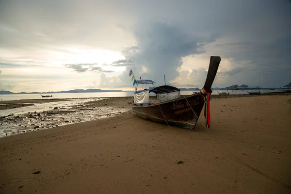 Praia tropical, barcos de cauda longa, pôr do sol dourado, golfo da Tailândia, Krabi , — Fotografia de Stock