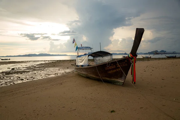 Praia tropical, barcos de cauda longa, pôr do sol dourado, golfo da Tailândia, Krabi , — Fotografia de Stock