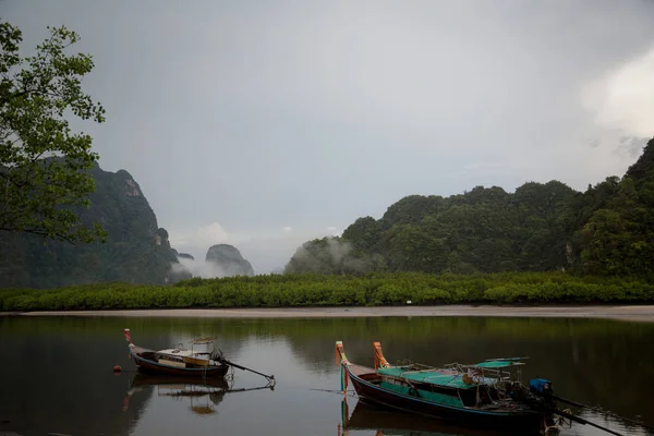 Denizde geleneksel Tay tekneleri. Krabi ili. — Stok fotoğraf