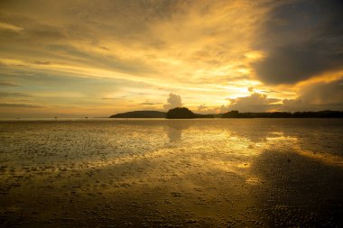 Kasvetli tropikal günbatımı, su ve adalar üzerinde günbatımı, Tayland