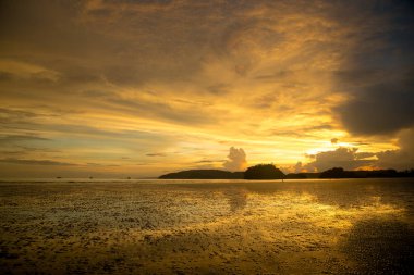 Kasvetli tropikal günbatımı, su ve adalar üzerinde günbatımı, Tayland