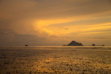 Kasvetli tropikal günbatımı, su ve adalar üzerinde günbatımı, Tayland