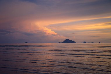 Kasvetli tropikal günbatımı, su ve adalar üzerinde günbatımı, Tayland